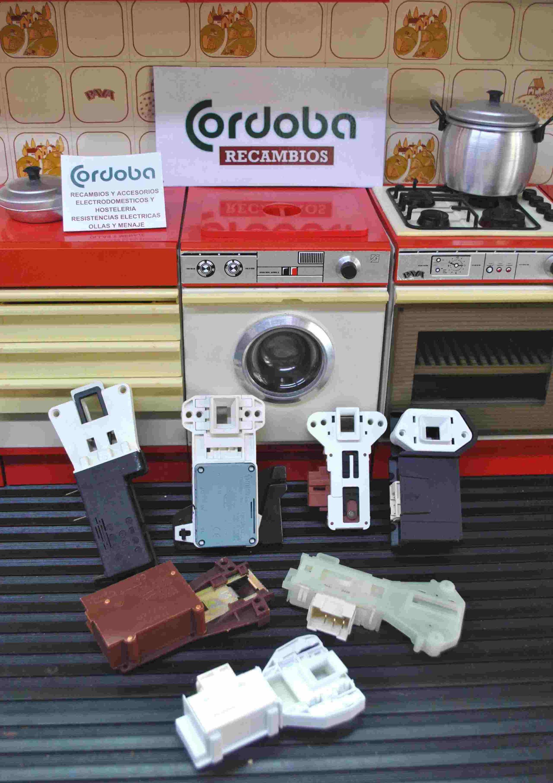 Un montón de piezas de electrodomésticos están sobre una mesa en una cocina.