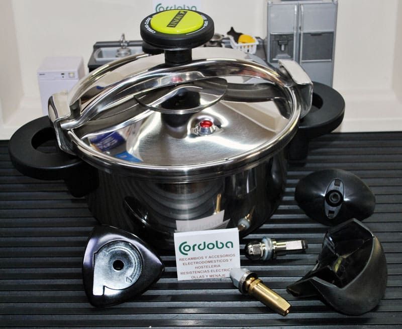 Una olla de acero inoxidable con una tarjeta que dice cordobo.