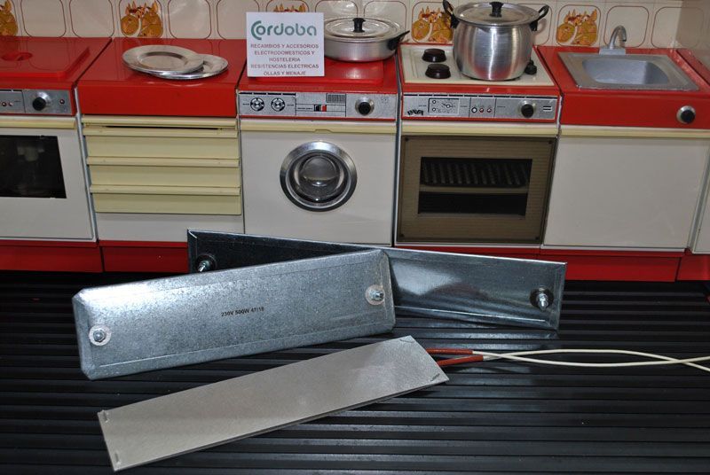 Una cocina de juguete con electrodomésticos y un cartel que dice 'rdoba'.