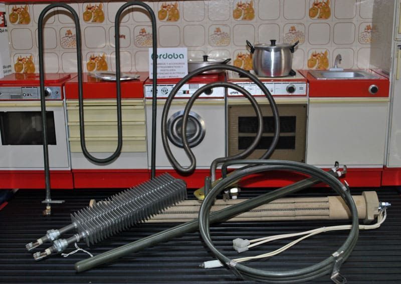 Un montón de electrodomésticos están sobre una mesa en una cocina.