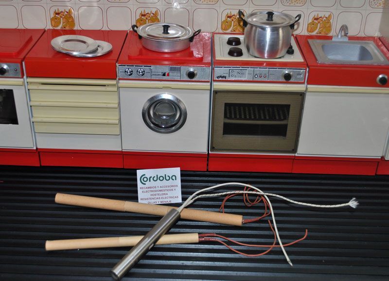 Una cocina con lavadora, secadora, horno y fregadero