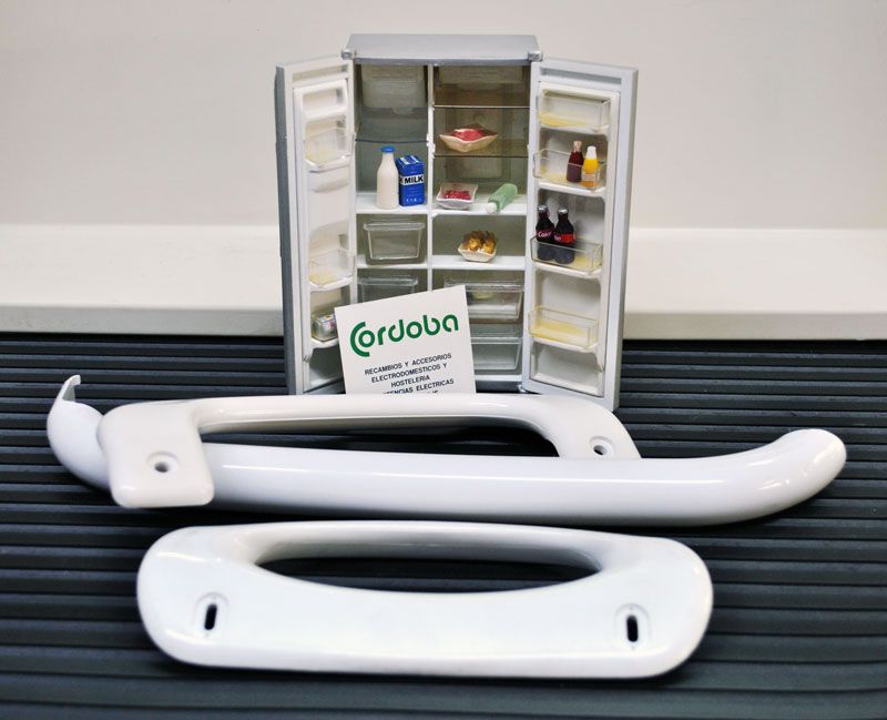 Un refrigerador con una tarjeta que dice Córdoba.