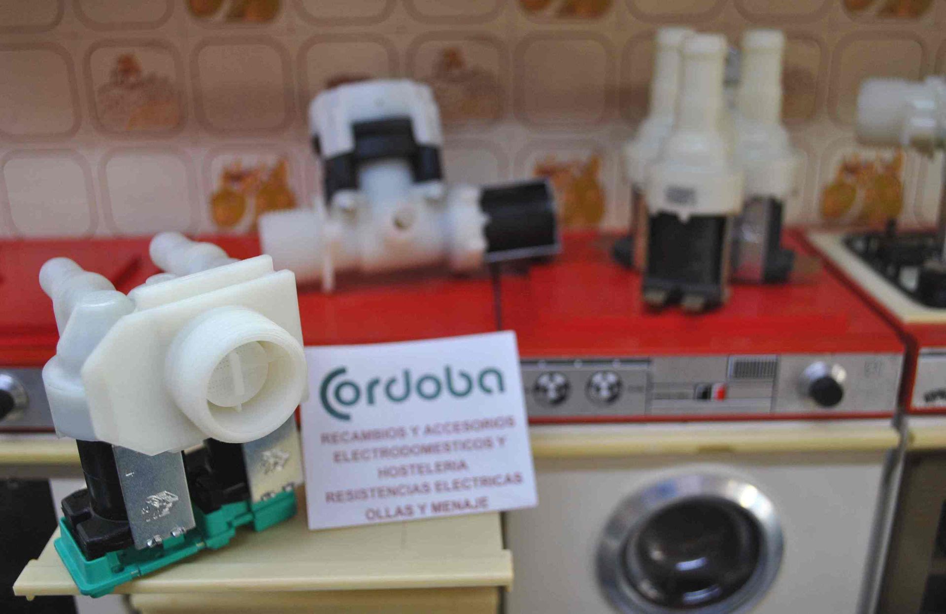 Una lavadora y secadora con un cartel que dice cordoba