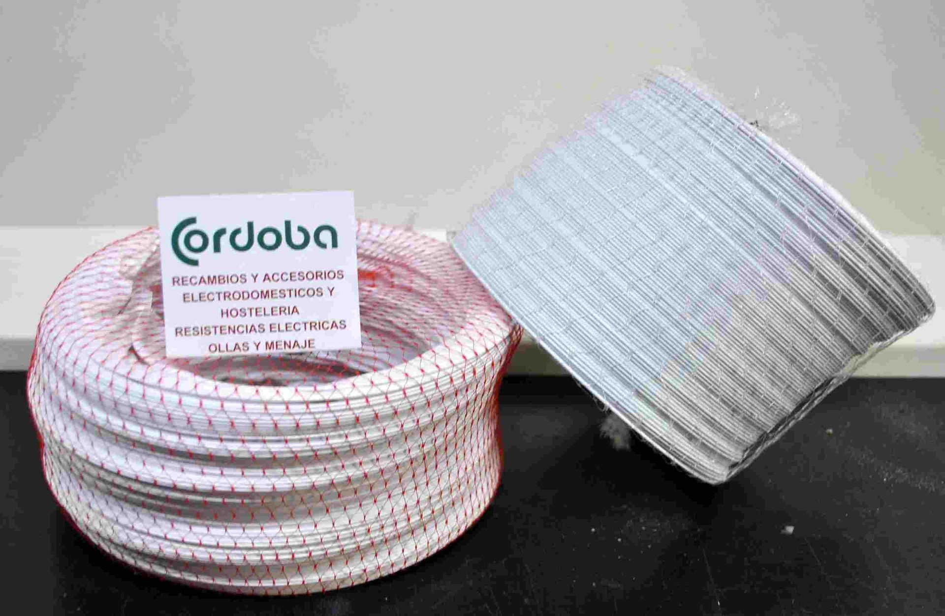 Dos rollos de alambre están uno al lado del otro sobre una mesa.