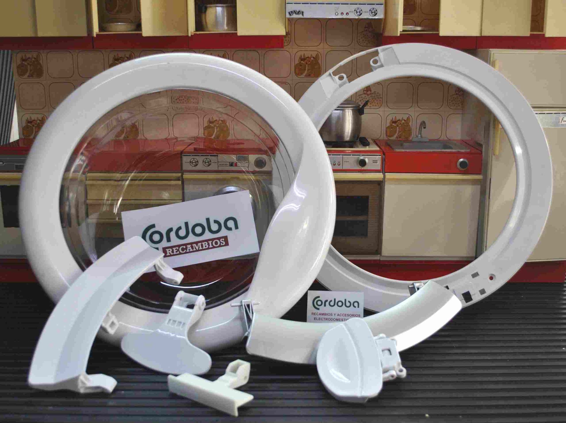 Una puerta de lavadora con un cartel de Córdoba.