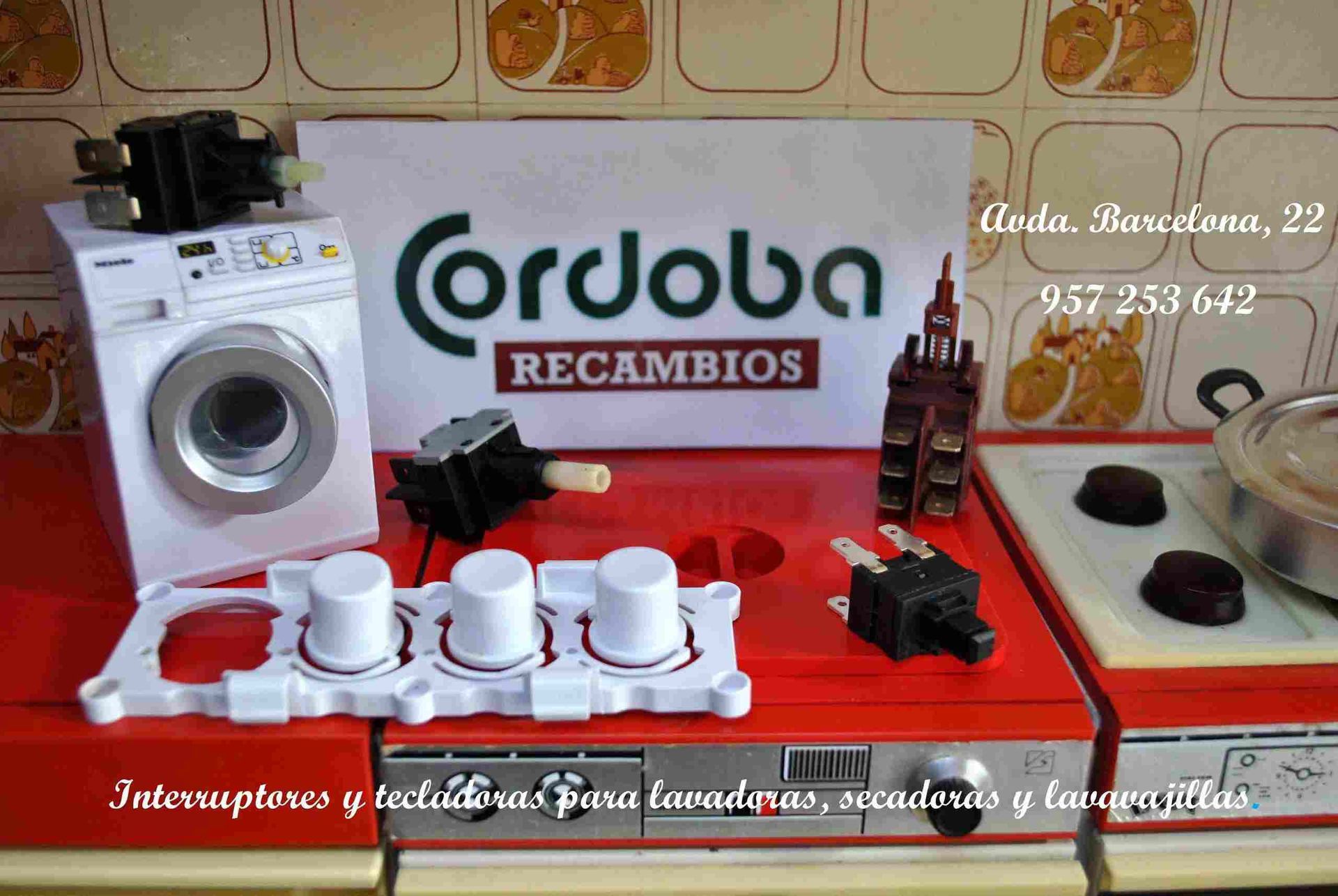 Una lavadora está sobre un mostrador junto a un cartel de Recambios Córdoba
