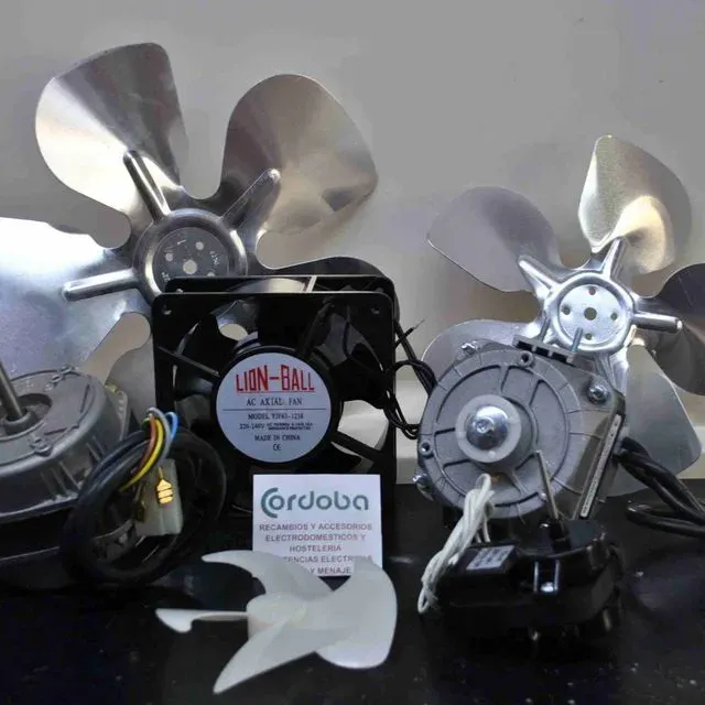 Un fanático de Lon-Ball está rodeado de otros fanáticos