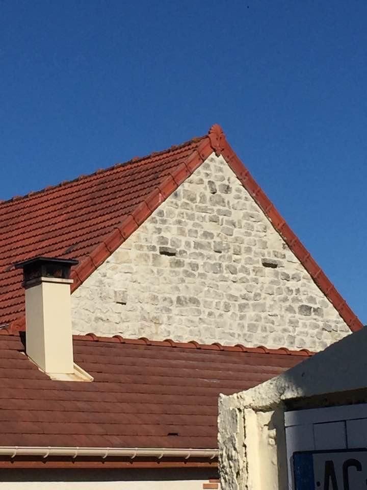 Toit en tuiles sur une maison en pierre.