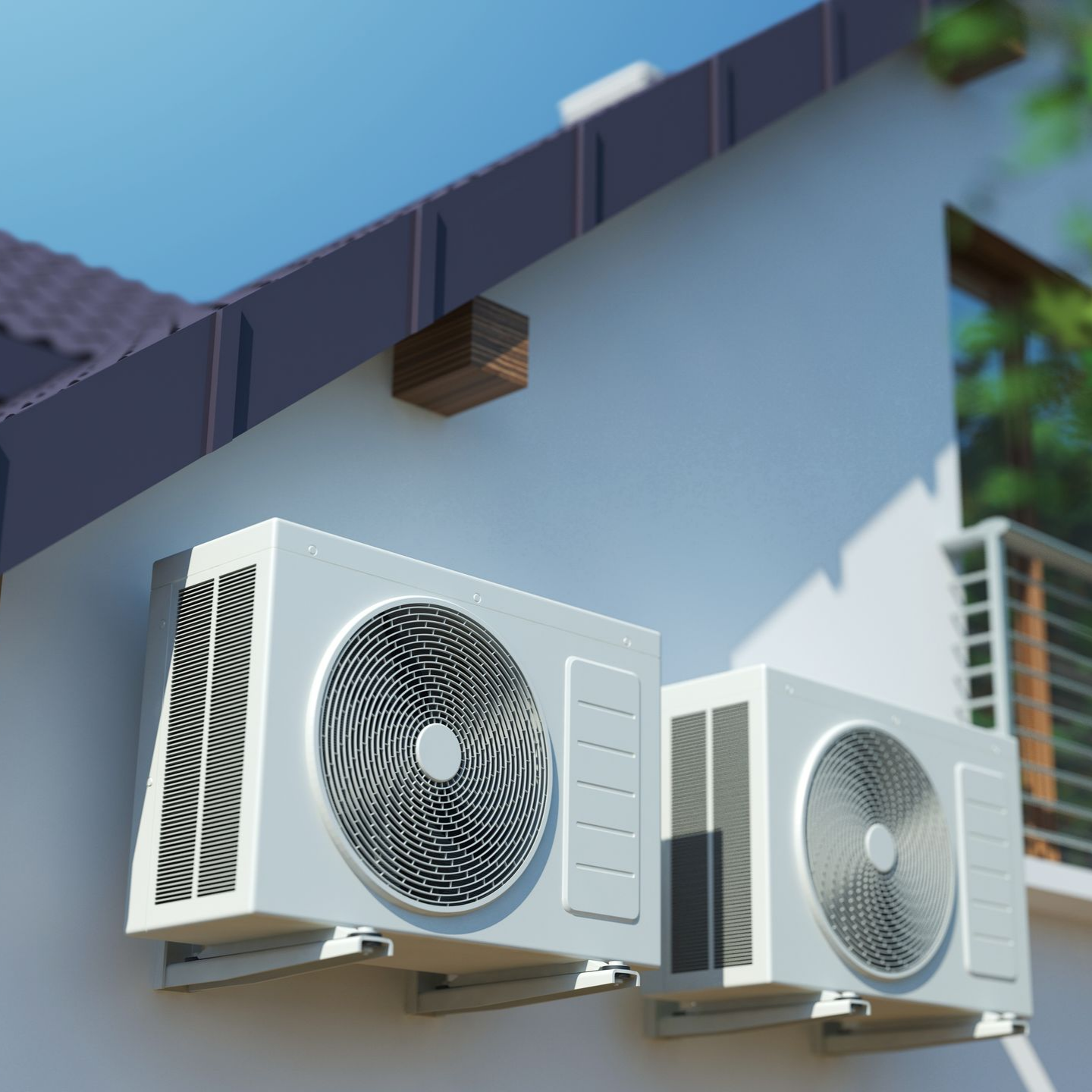 Deux unités de climatisation blanches fixées sur un mur extérieur de maison, sous un toit.