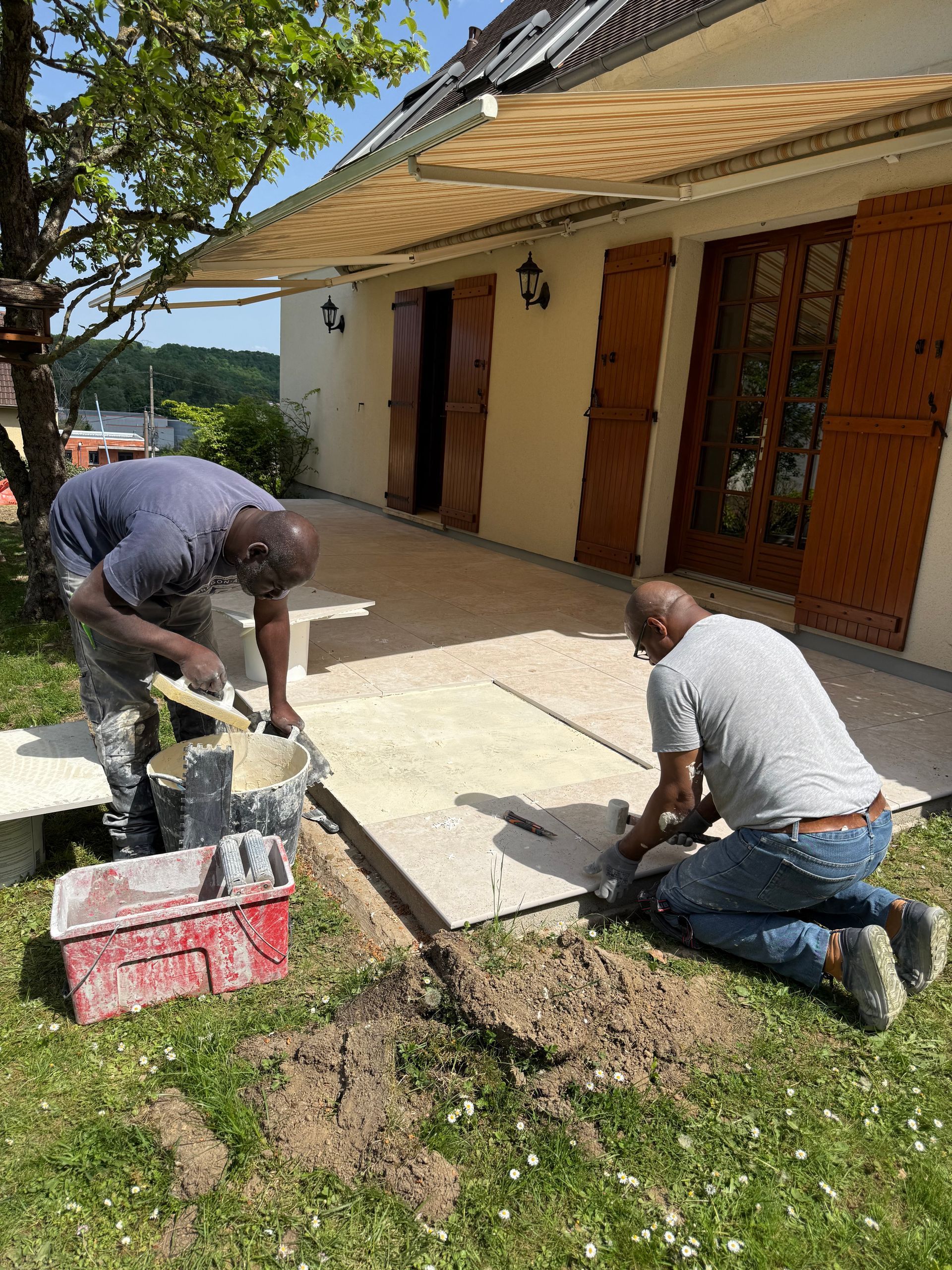 Allée en pierre menant à l'entrée d'une maison.
