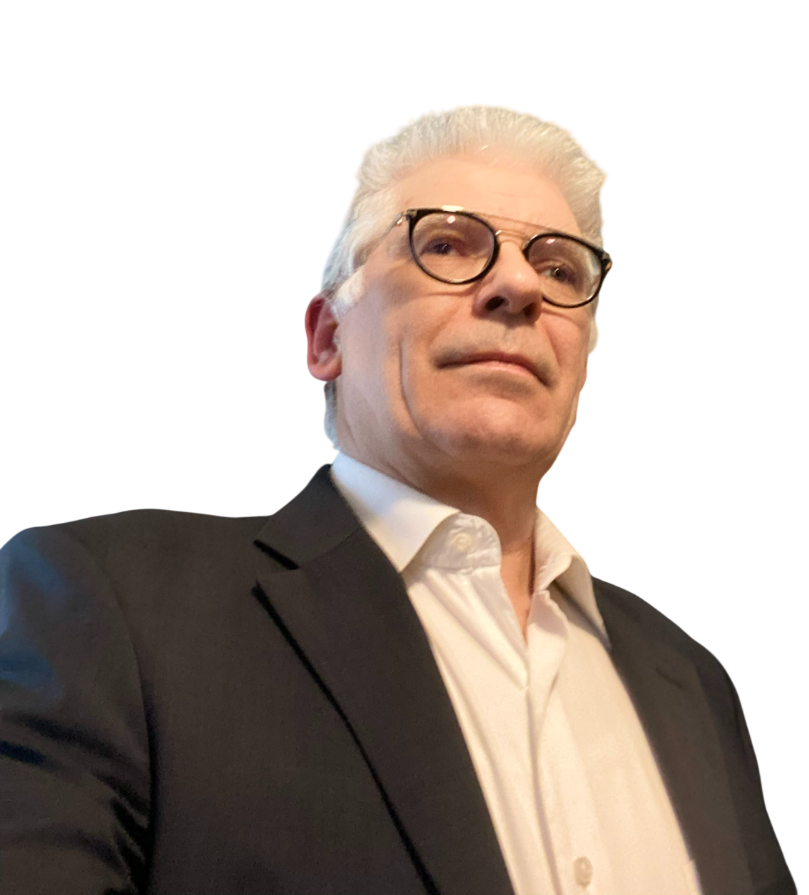 Un homme en costume portant des lunettes