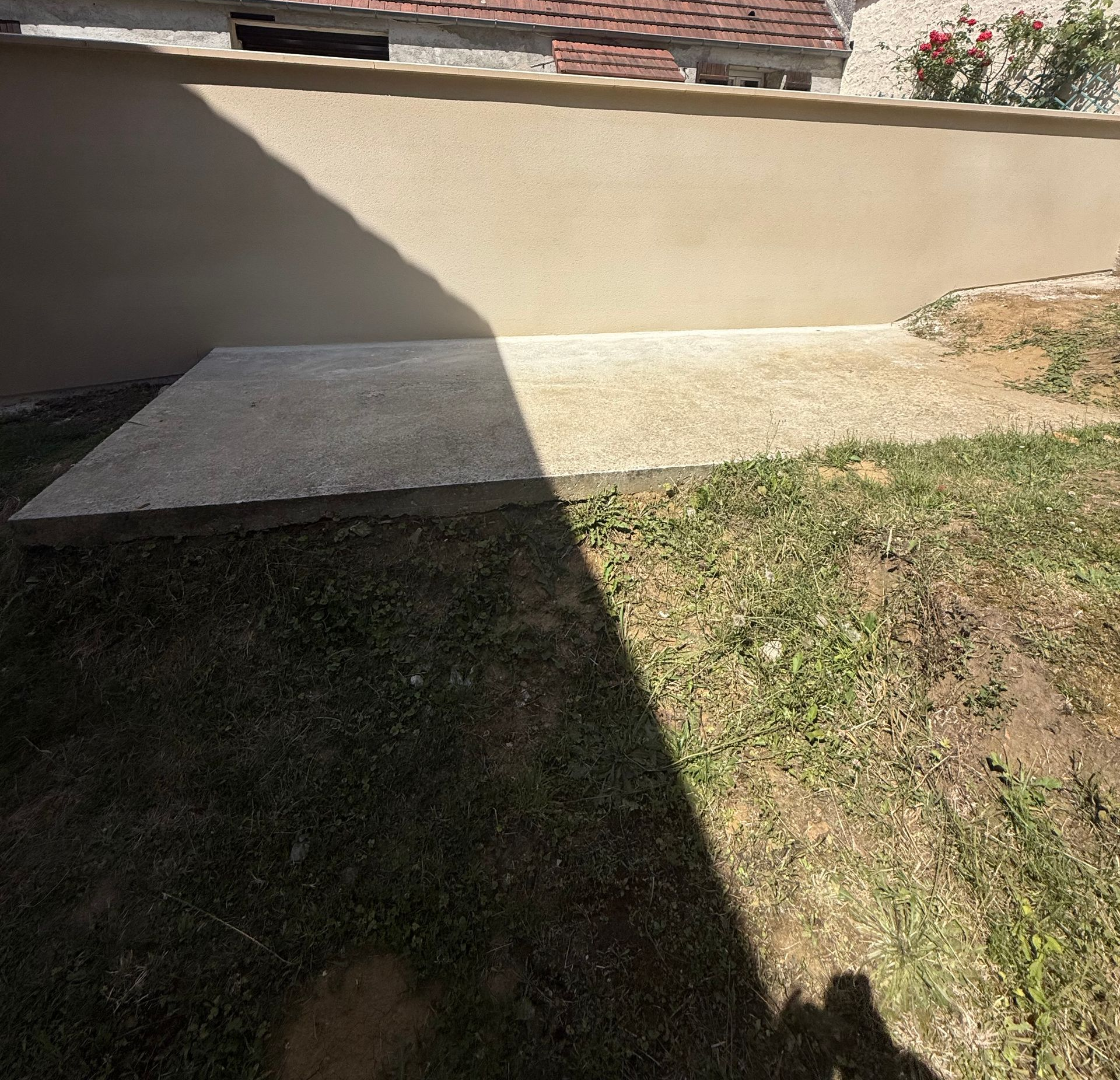 Terrasse jouxtant un mur incurvé.