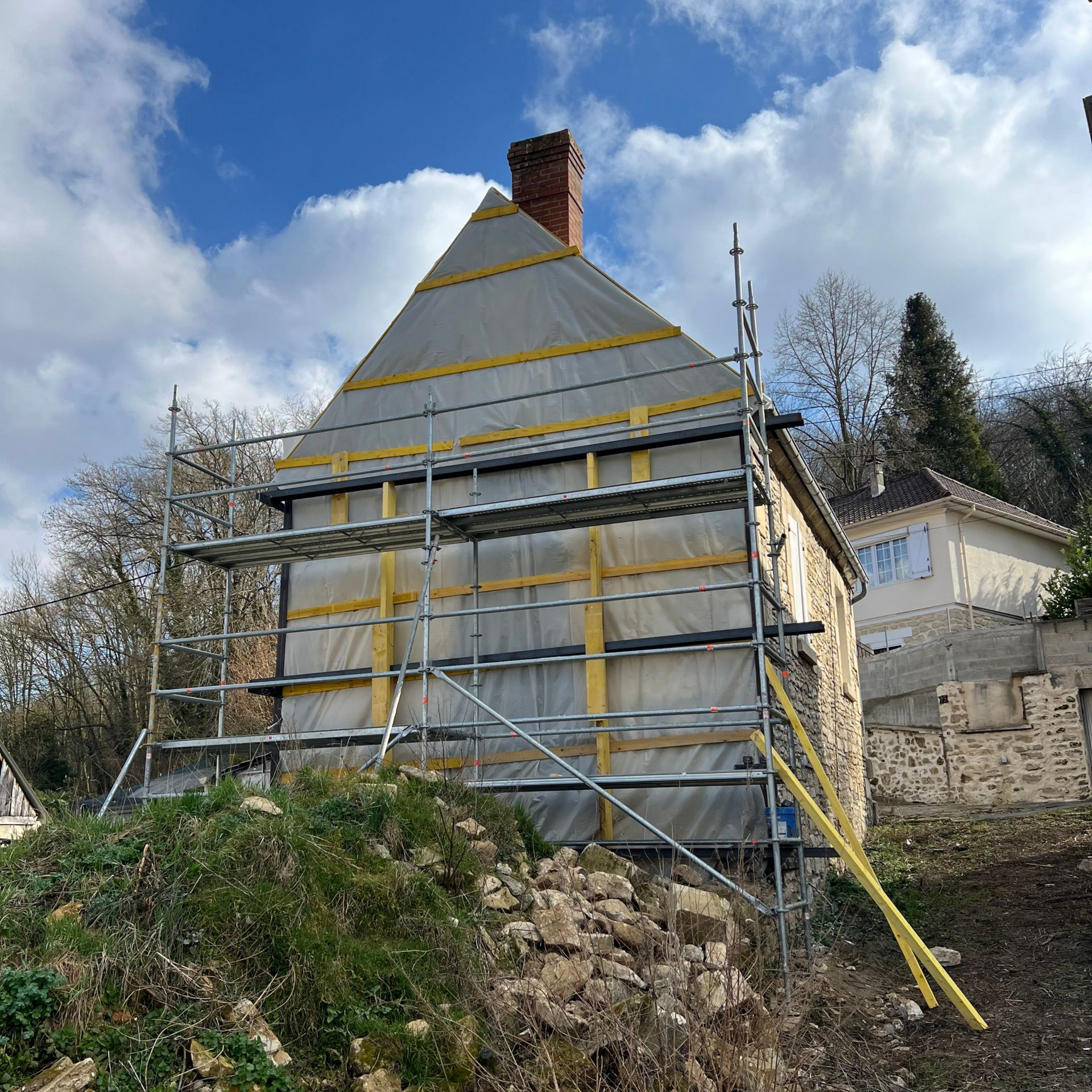 Façade de maison en cours de ravalement.
