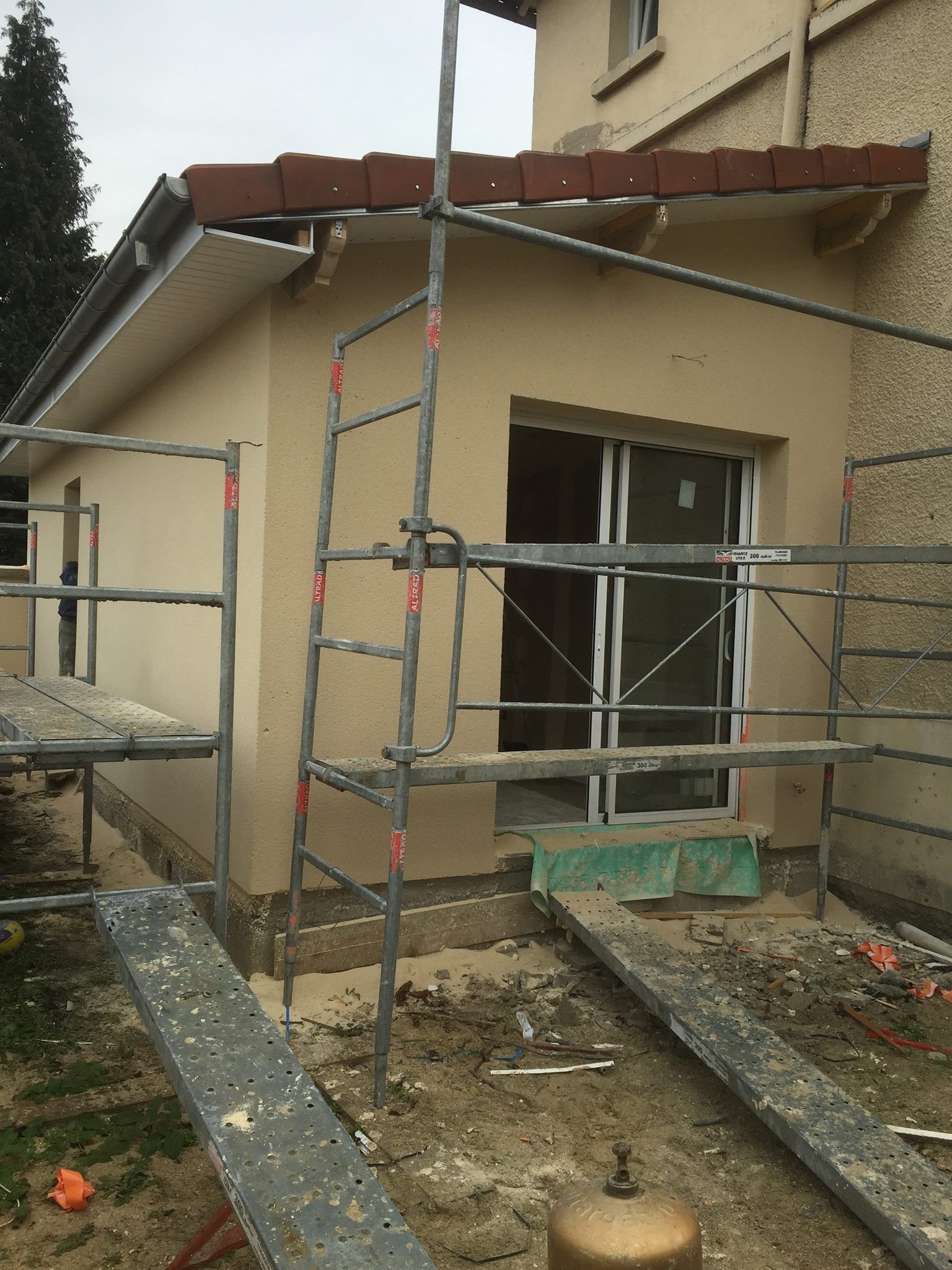 Chantier de construction avec extension de maison.