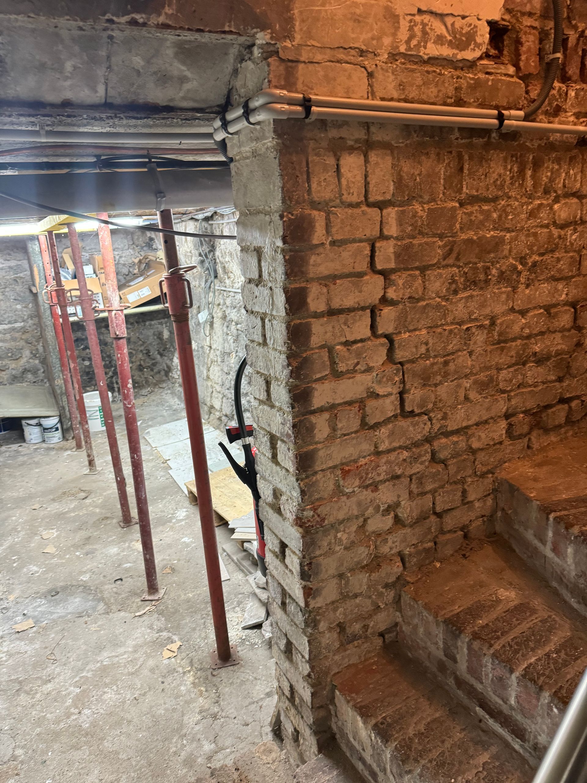 Poutres de soutien sur un chantier.