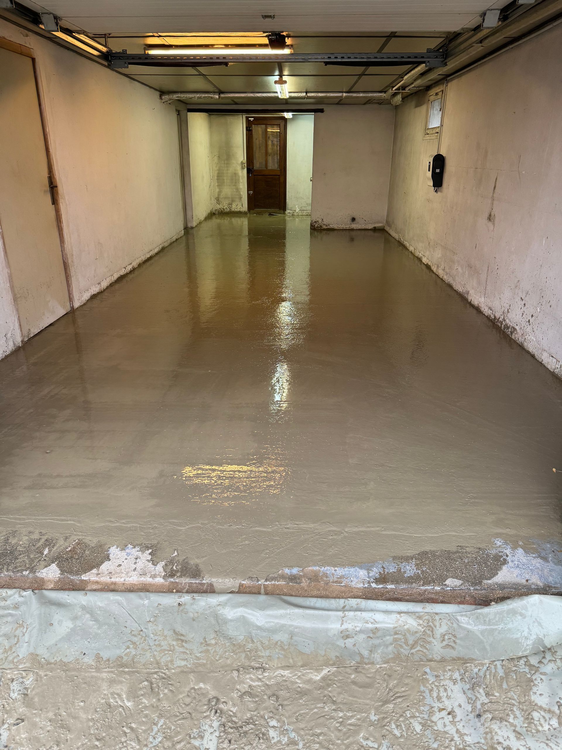 Sol de garage en béton fraîchement coulé.