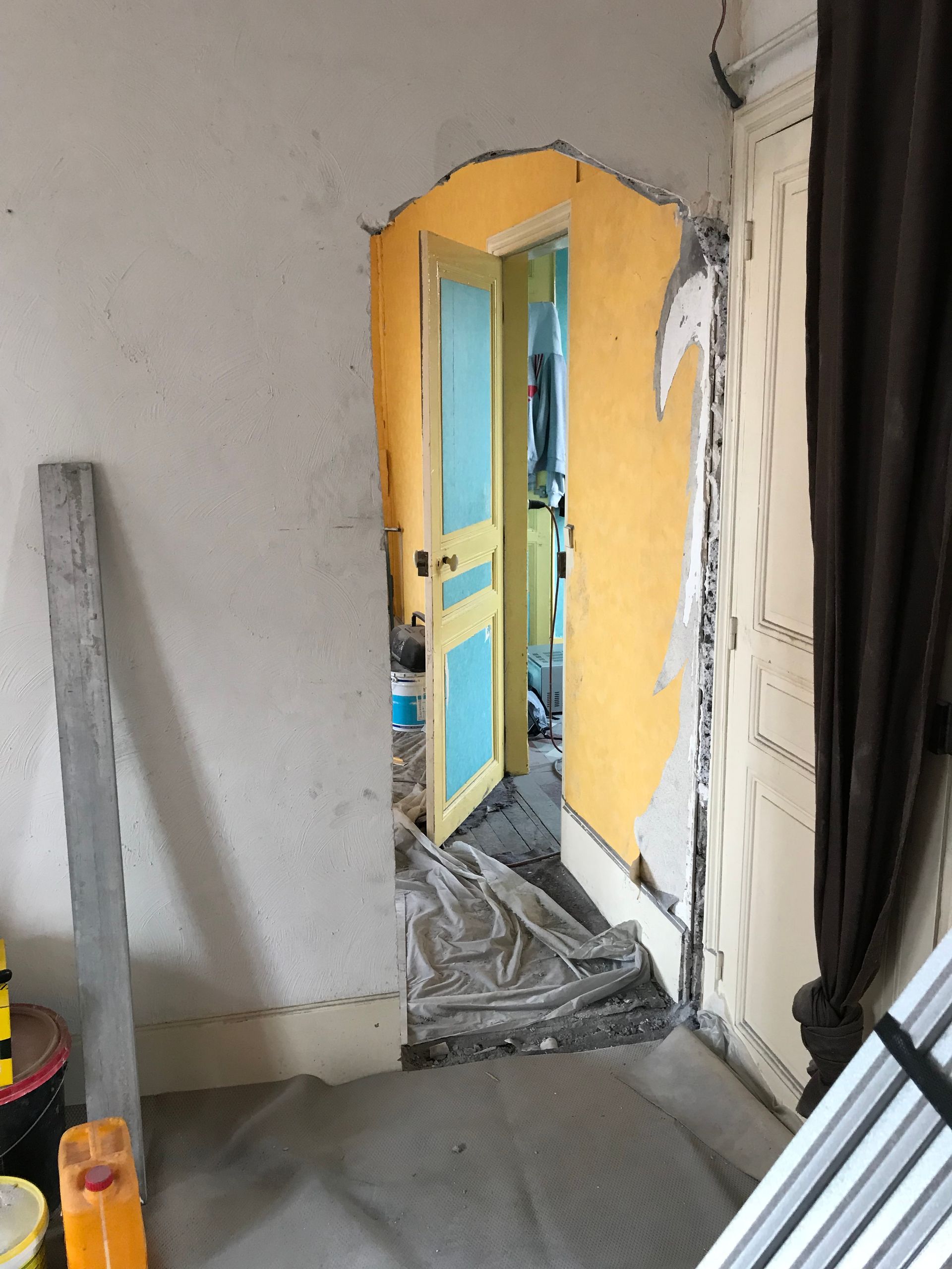Création d'une ouverture dans un mur pour installer une porte.