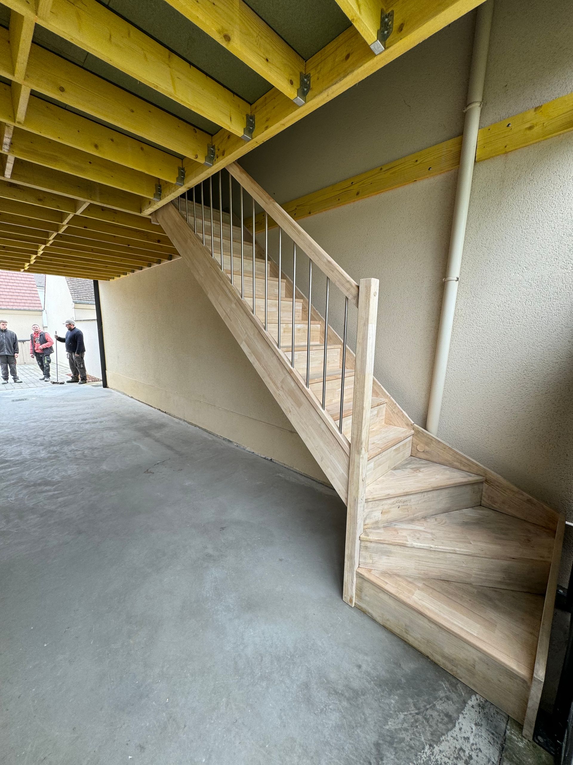 Escalier en bois en construction menant à une surélévation.