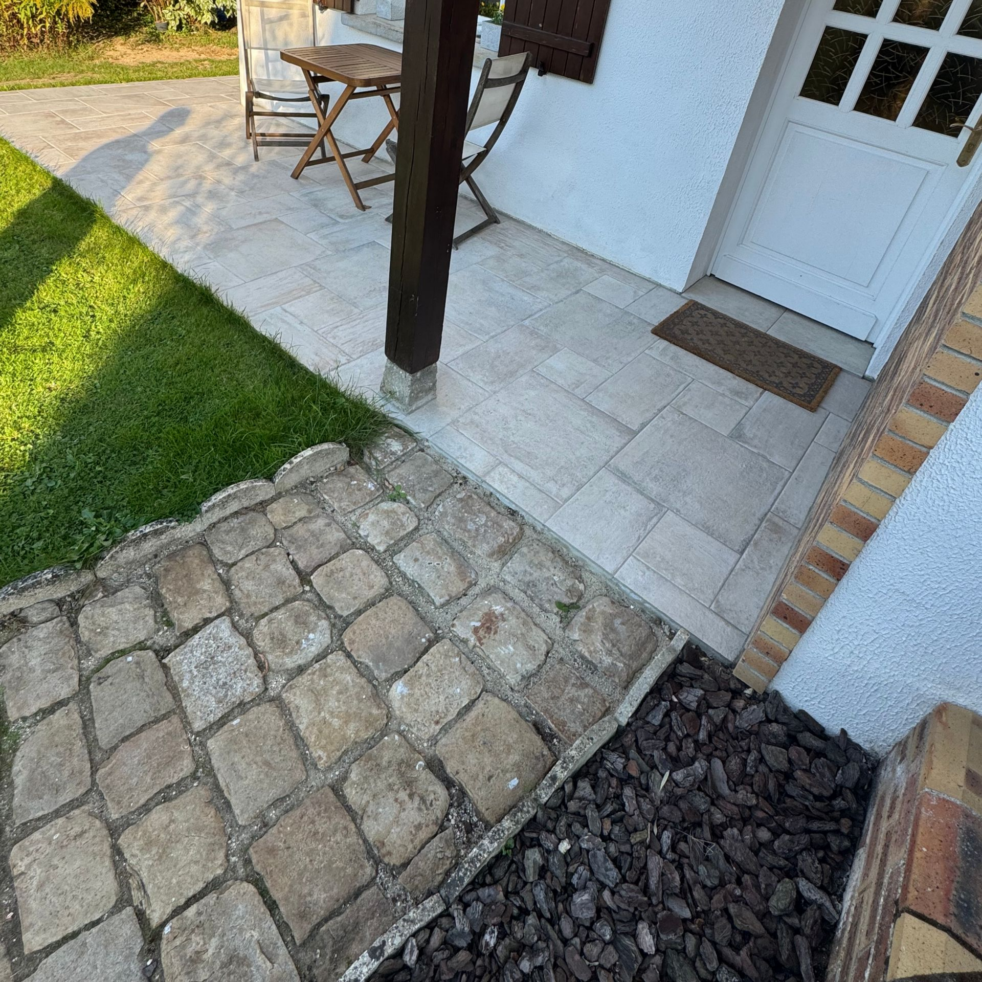 Allée en pierre menant à l'entrée d'une maison.