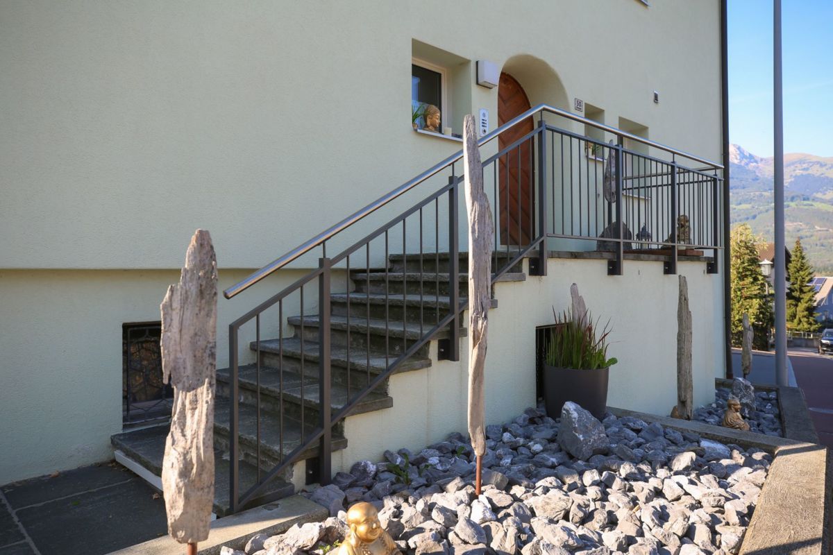 Treppengeländer draussen, Arbeit der Klaus Nigg Bau- und Kunstschlosserei AG