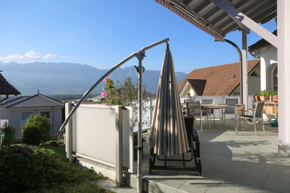 Geländer an einer Terrasse mit Blick auf Berge, Arbeit der Klaus Nigg Bau- und Kunstschlosserei AG