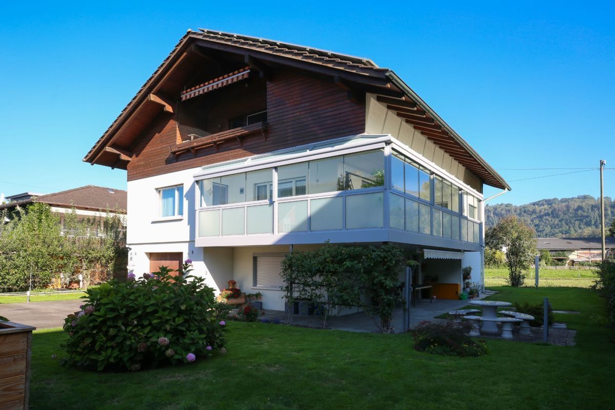 grosses alleinstehendes Einfamilienhaus