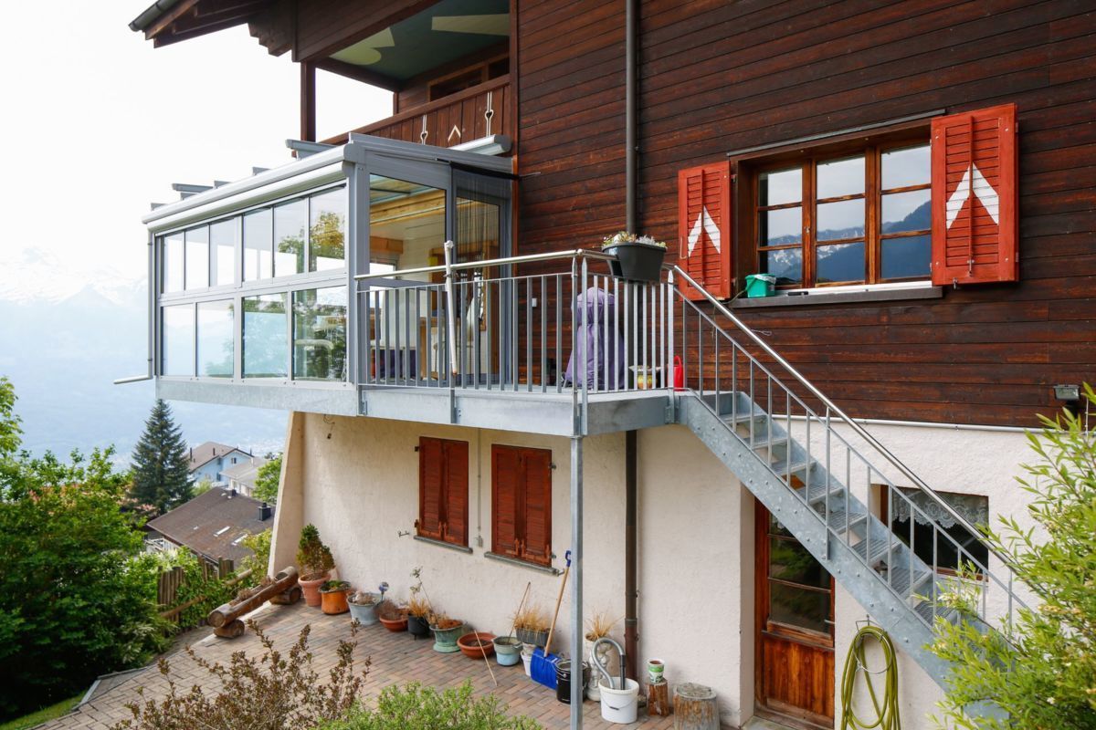 Verglasung am Haus auf der ersten Etage draussen