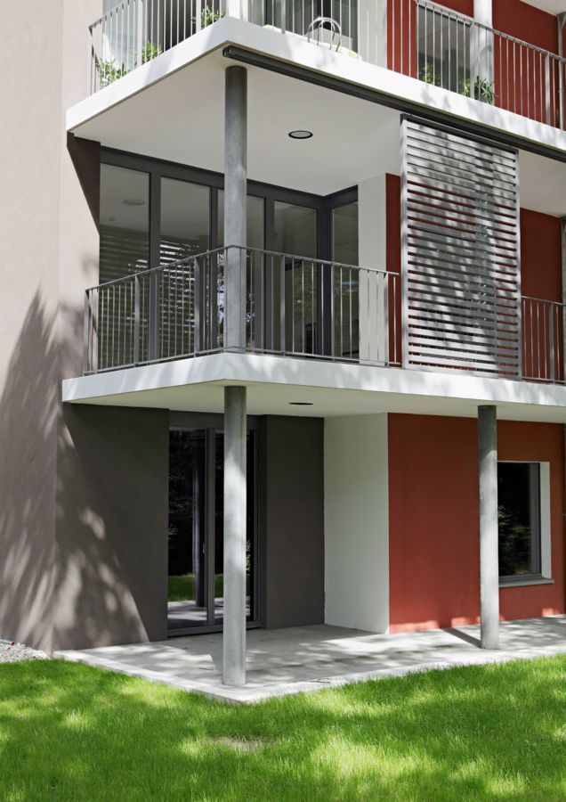 Aluminium-Fensterläden an einem Mehrfamilienhaus