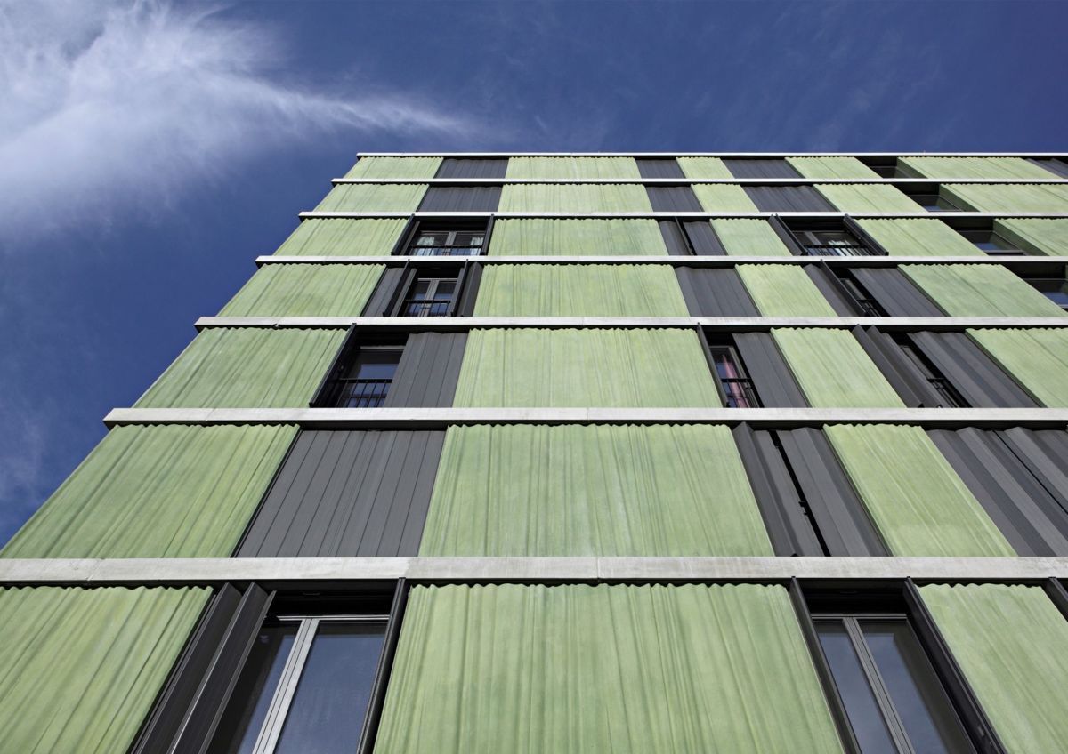 Aluminiumfensterläden an einem grünen Hochhaus