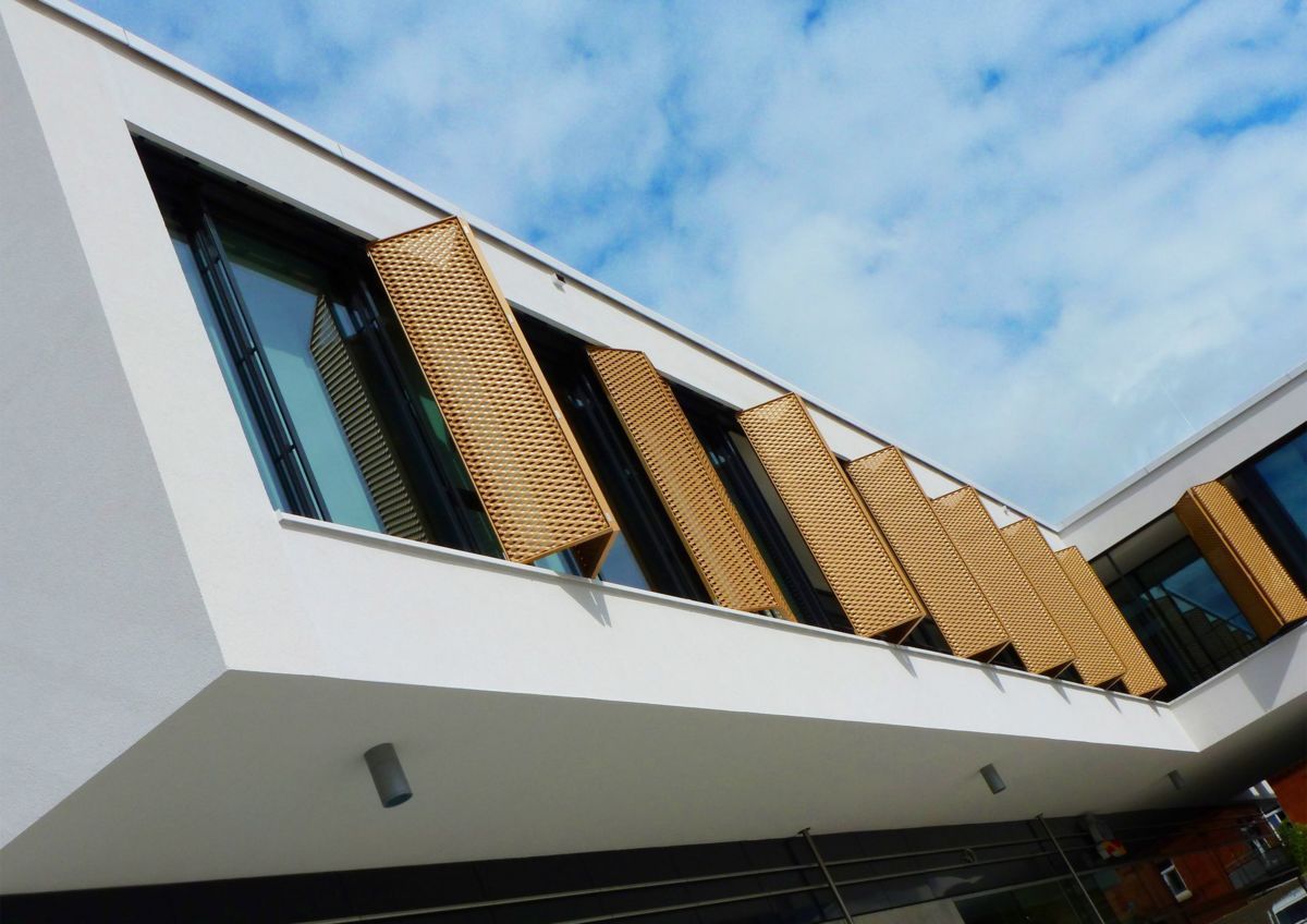 Klappläden an einem modernen Neubau