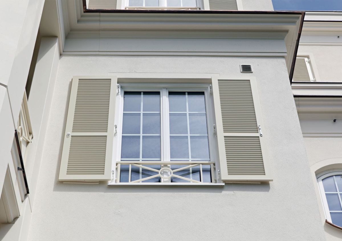 Klappläden an einem Altbau