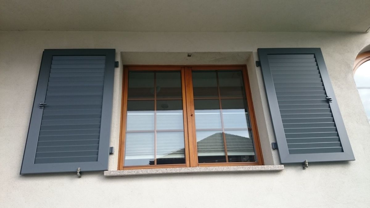 Klappläden an einem Altbau in Blau-Grau