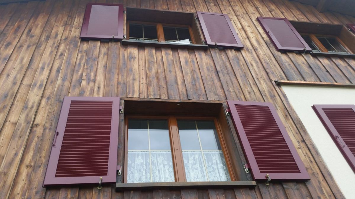 Klappläden an einem Holzhaus