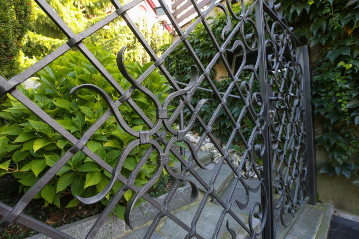 Schmiedeeiserner Zaun