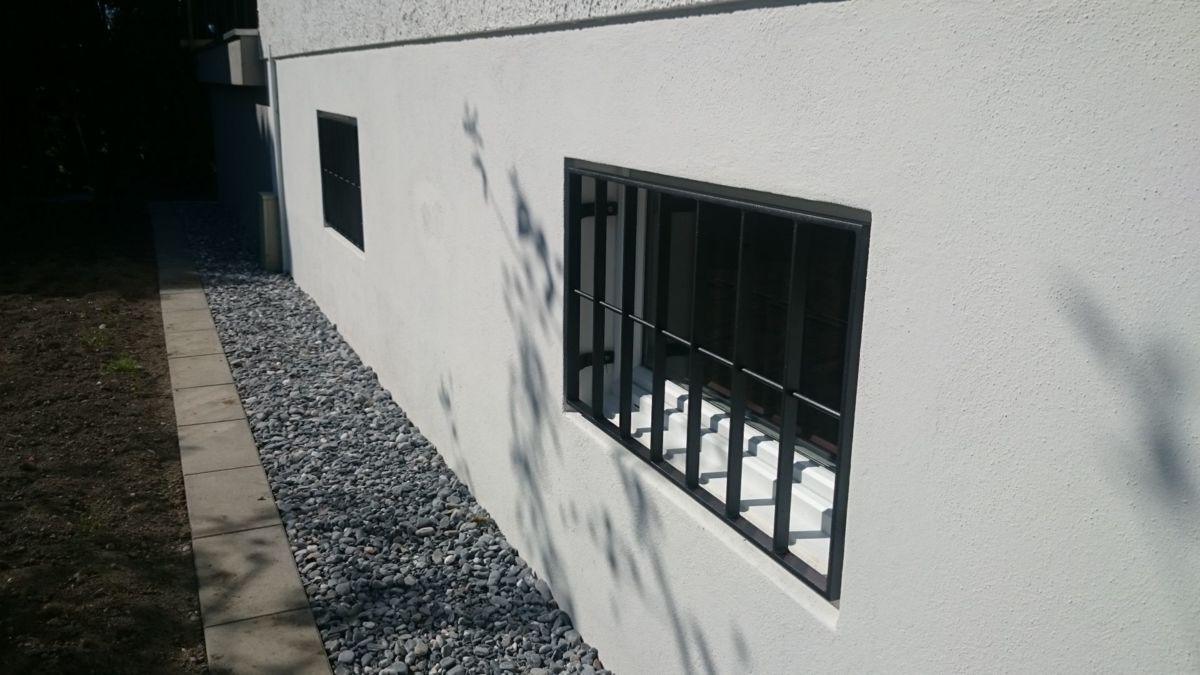 Schmiedeeisernes Fenstergitter