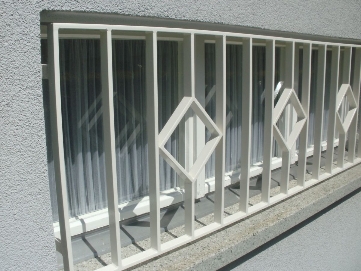 Schmiedeeisernes Fenstergitter