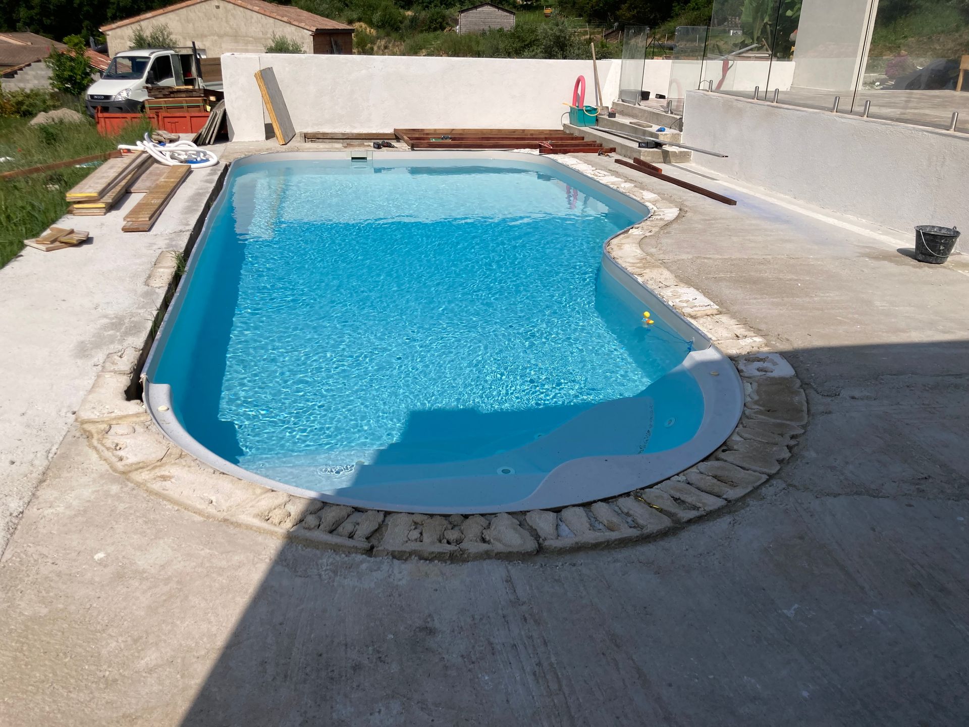 Piscine avec margelles en pierre reconstituée
