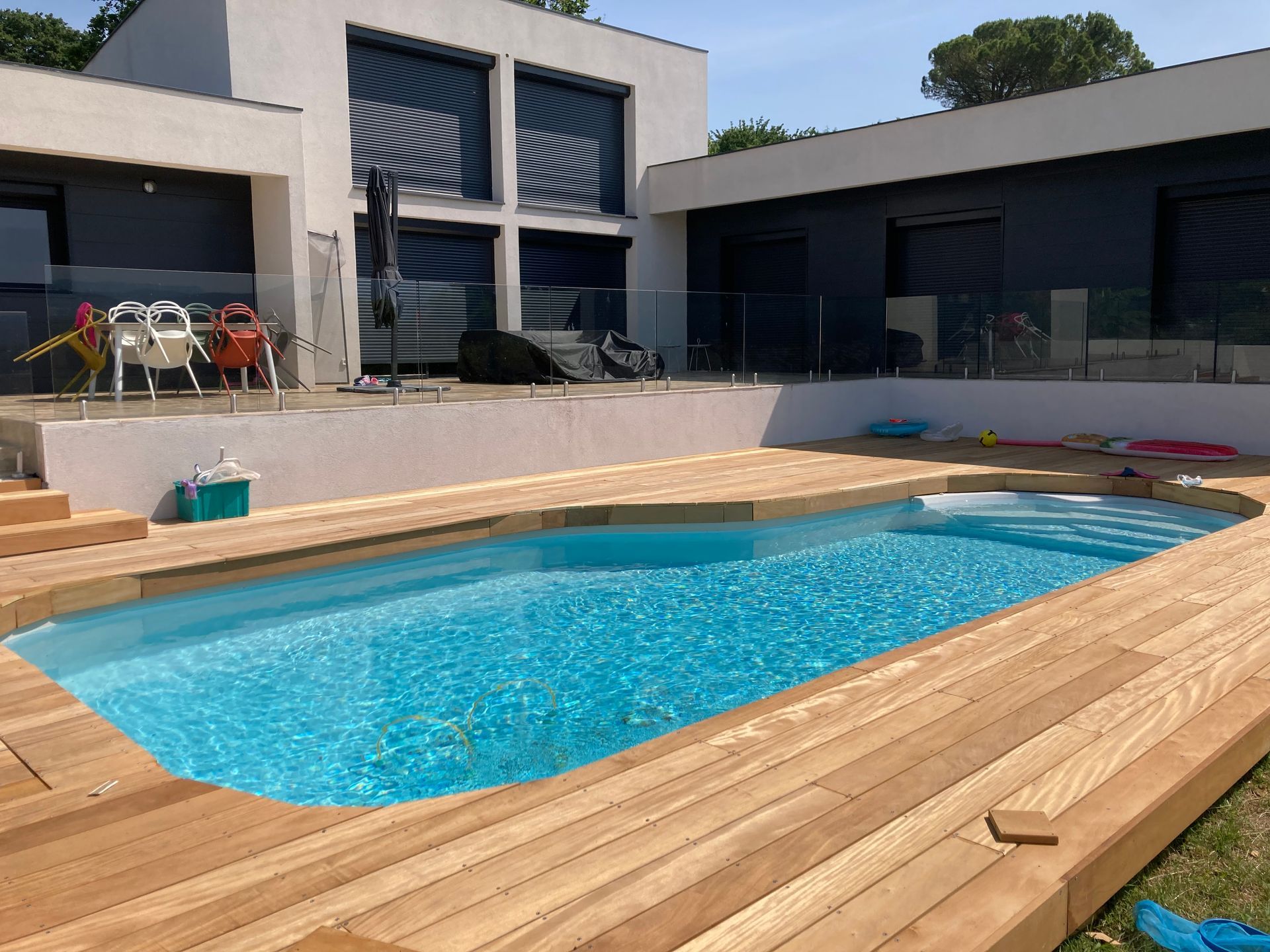Piscine avec entourage en bois