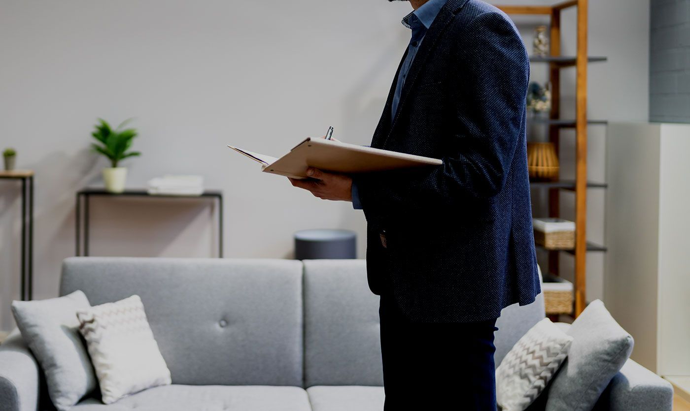 Agent immobilier qui procède à un état des lieux d'une maison
