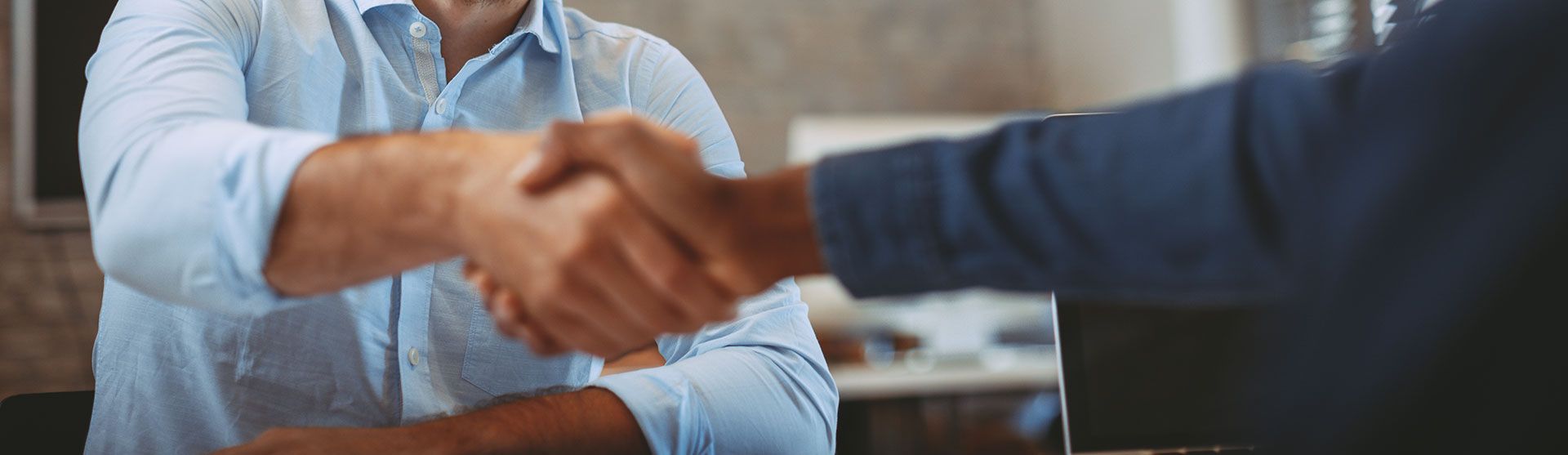 Deux hommes qui se serrent la main