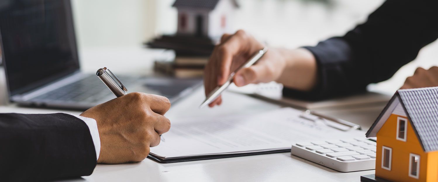 Deux personnes qui signent un contrat de location