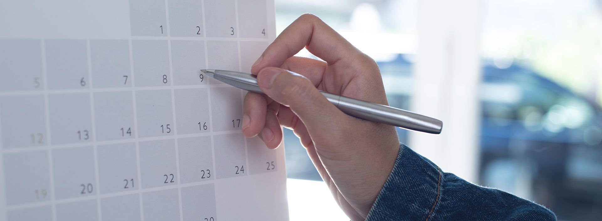 Femme qui coche une case de son calendrier