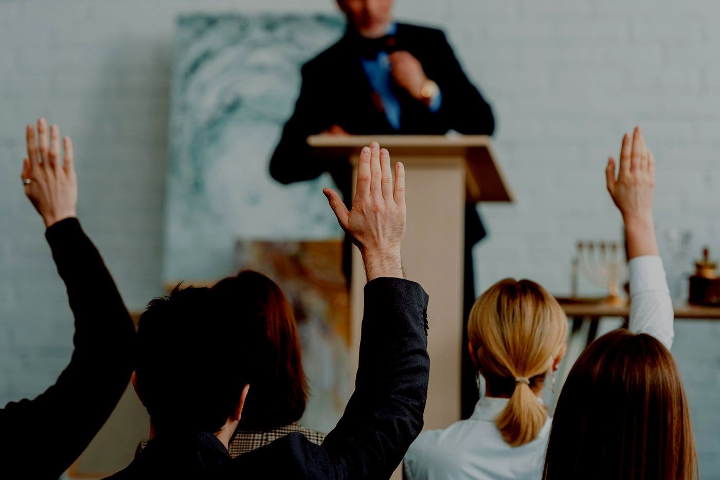 Séance de vente aux enchères avec un levé de main