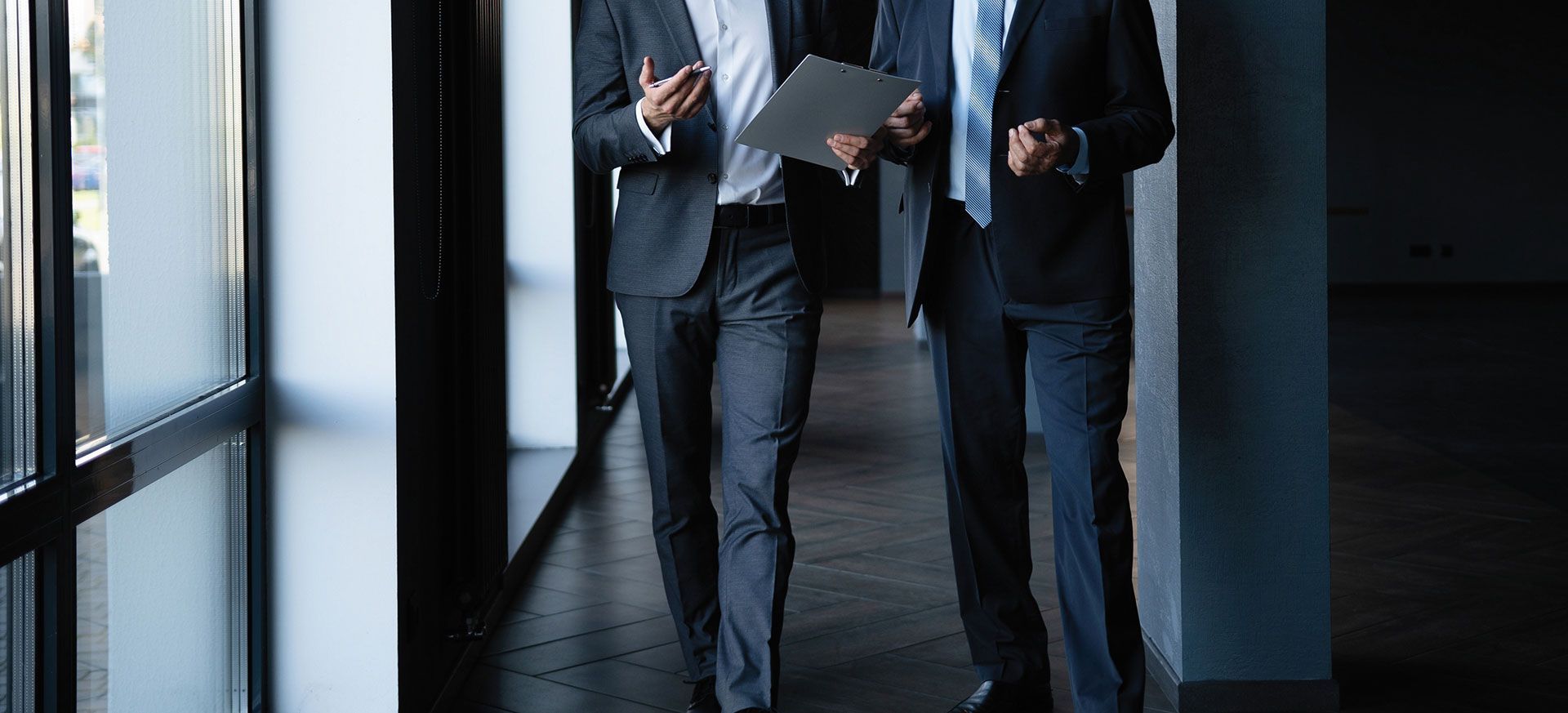 Un homme et une femme qui marchent dans les couloirs de l'entreprise