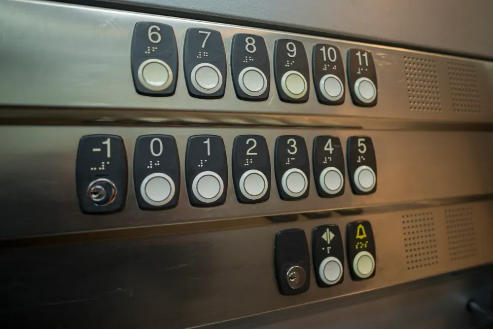 Panel de control del ascensor con filas de botones numerados que van del -1 al 11
