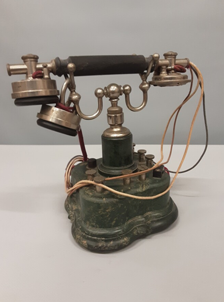 Téléphone en bakélite verte