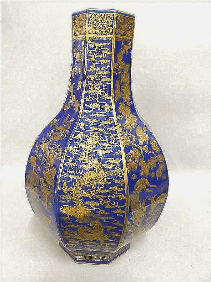 Vase en porcelaine bleu poudre