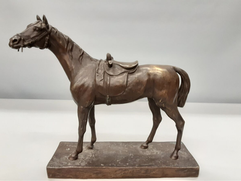 Cheval avec selle d'amazone