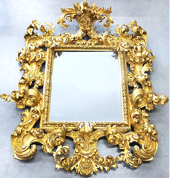 Glace en bois doré à décor de feuillages