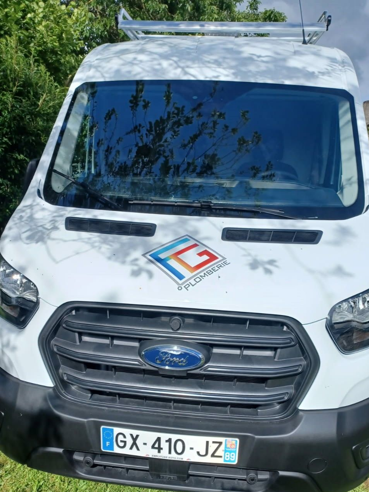 Le camion de l'entreprise FG Plomberie vu de face